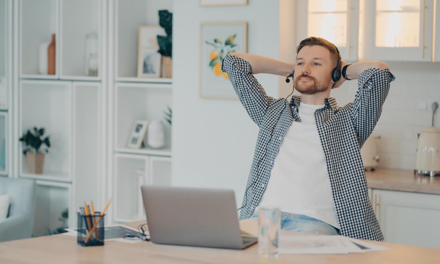 Session de formation en allocation de capital avec participants analysant des données financières