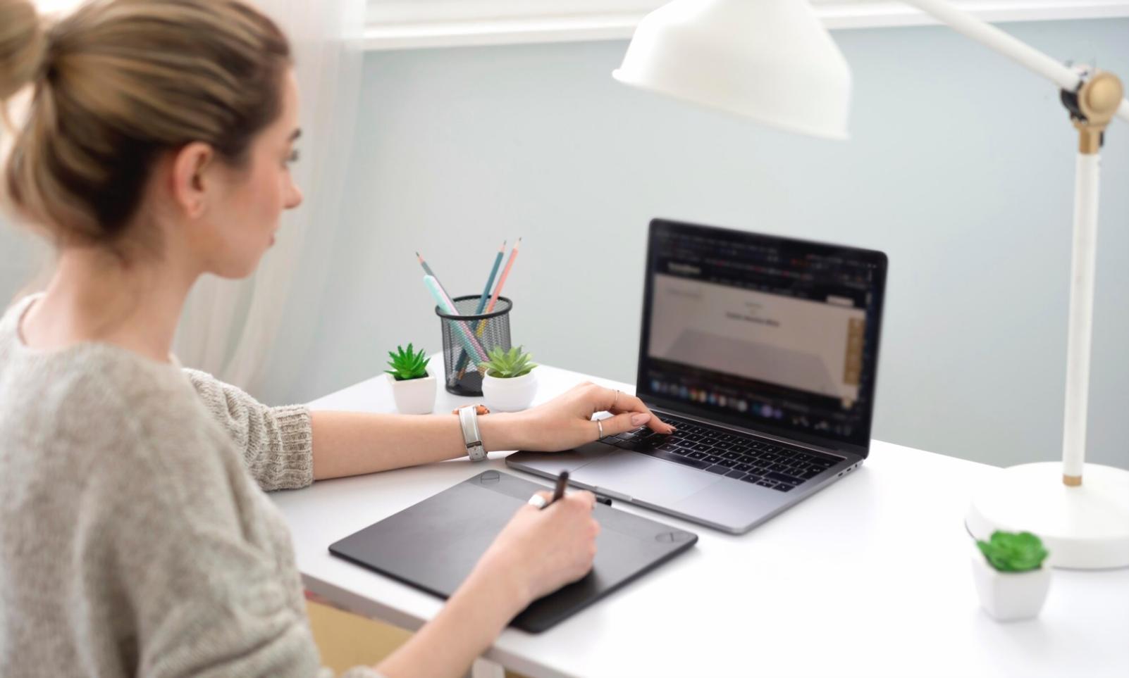 Salle de réunion équipée pour les sessions de stratégie
